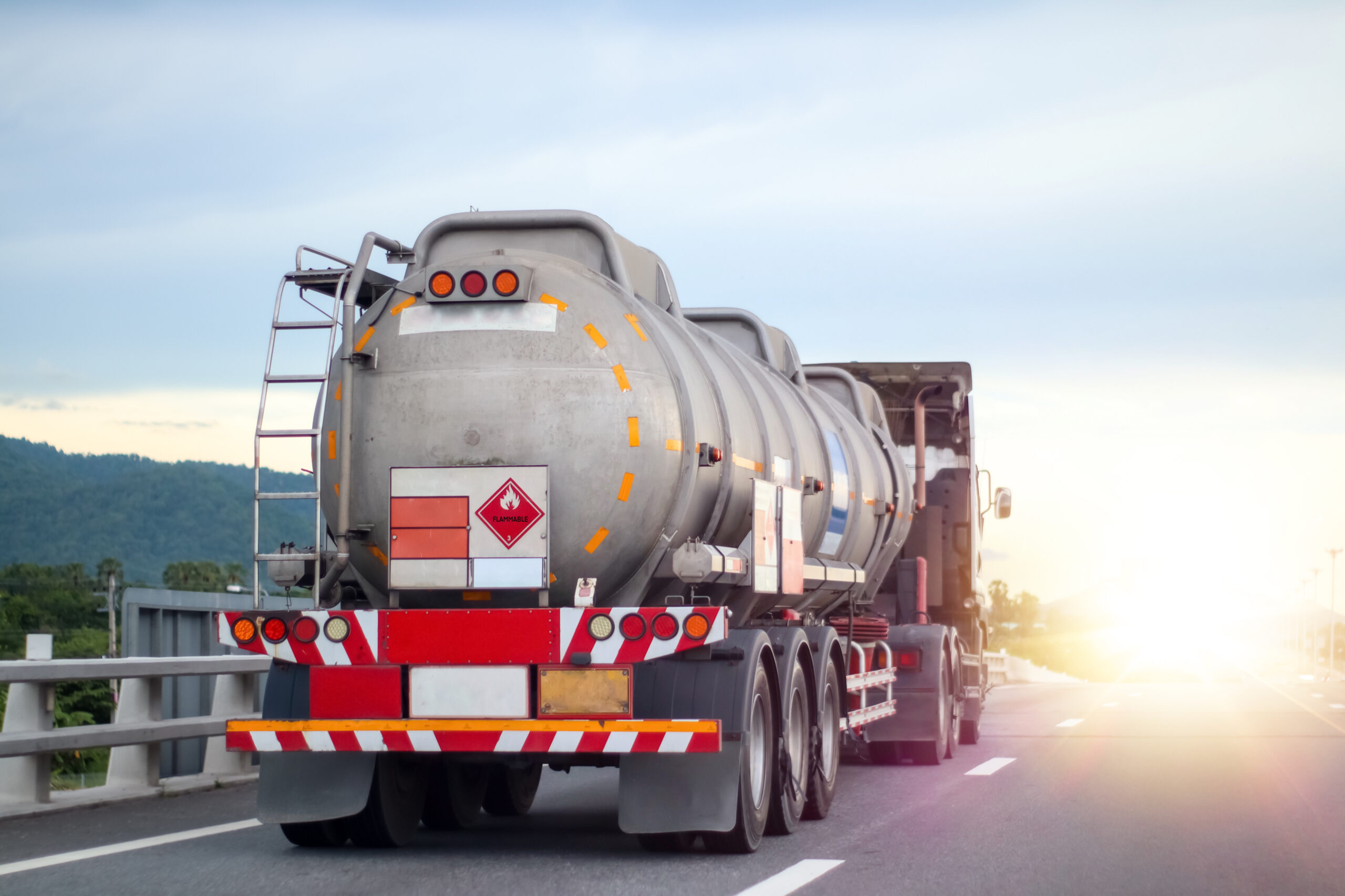 Logistik in der Energiewirtschaft: Gefahrguttransporte und ihre Besonderheiten