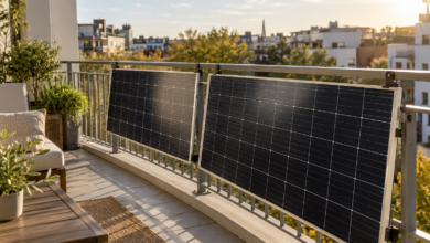 Solarmodule an einem Balkongeländer im Wohngebiet [Bildinhalt mit KI erstellt]